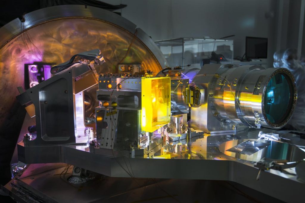 Le système optique du spectrographe de SPIRou sur le banc cryogénique dans la salle blanche de l'IRAP/OMP. Crédit: Sébastien Chastanet - CNRS/UPS/OMP.